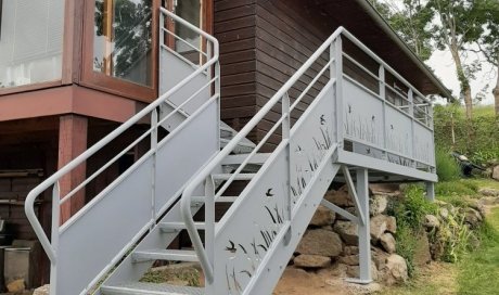 Escalier moderne avec plateforme et garde-corps découpe au laser finition thérmolaqué , marche galvanisé 