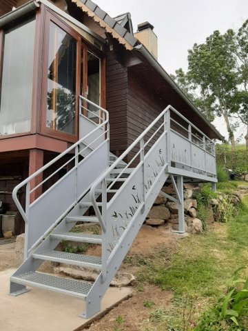 Escalier moderne avec plateforme et garde-corps découpe au laser finition thérmolaqué , marche galvanisé 